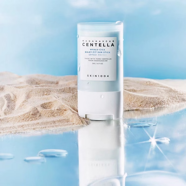 معرفی کرم ضد آفتاب استیکی SPF 50 بدون رنگ 1004 سنتلا | محافظت بی‌نقص با فرمولاسیون سبک و گیاهی